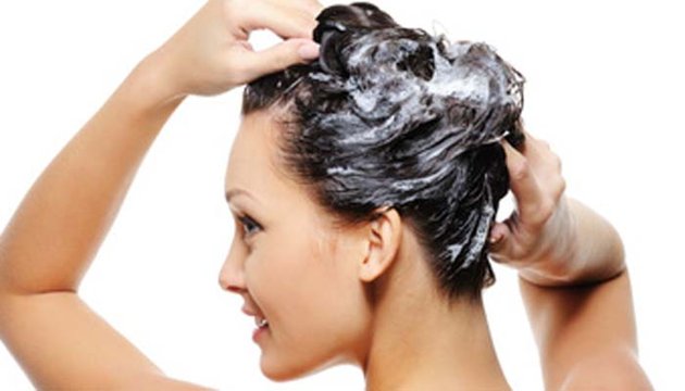 تعلمي الطرق الصحية لغسل الشعر في الشتاء