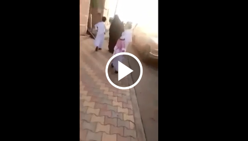 فتاة سعودية تلقي سحراً على طفل أثناء سيره مع أمه