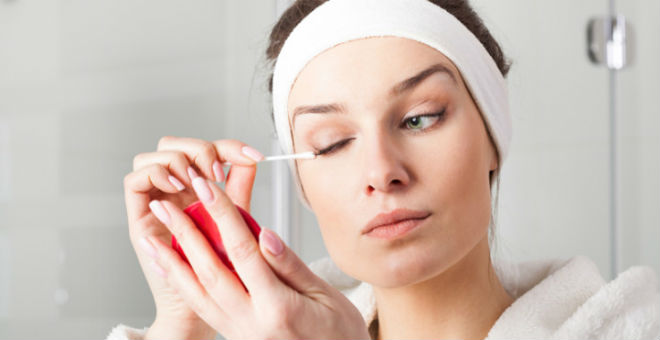 وصفة طبيعية وصحية لإزالة مكياج العيون بسهولة