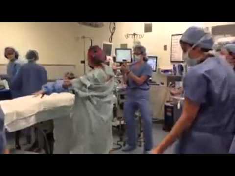 أطباء يرقصون مع المريض قبل بدء العملية