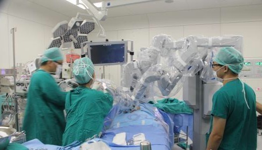 أول عملية جراحية للكلي يجريها إنسان آلي!