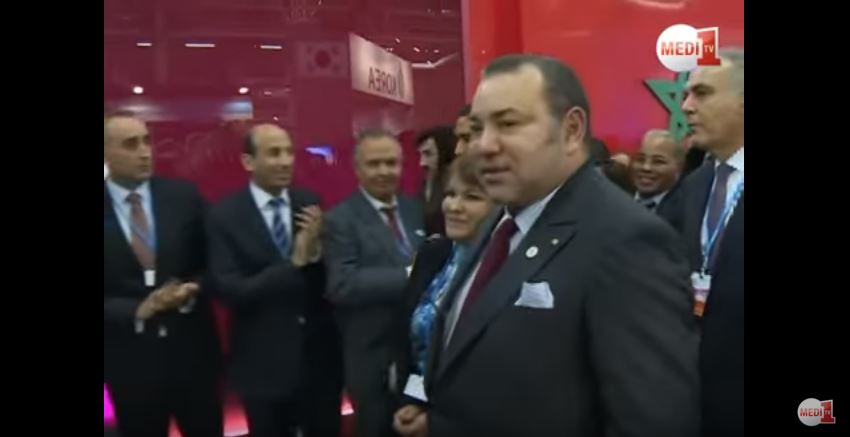 بالفيديو. الملك محمد السادس يزور رواق المغرب بمؤتمر التغيرات المناخية بباريس