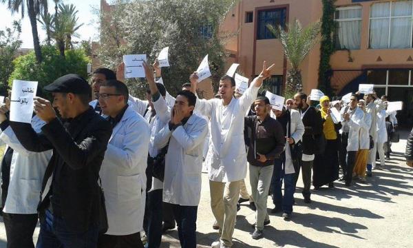 بعد الأطباء.. آلاف الأساتذة يزحفون في مسيرة وطنية صوب الرباط!