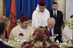 الأمير مولاي رشيد في حفل العشاء، ويبدو إلى جانبه لوران فابيوس وزير خارجية فرنسا