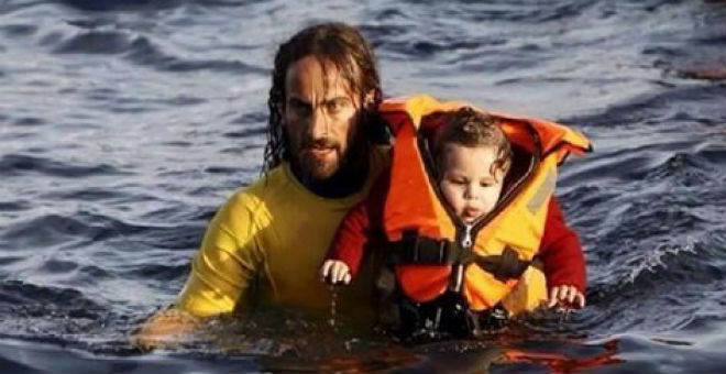 سبّاح أرجنتيني يقرر قضاء إجازته على جزيرة يونانية لإنقاذ المهاجرين