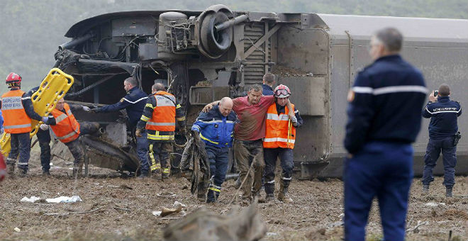 فرنسا: 10 قتلى في انزياح قطار سريع عن سكته.. والأسباب مجهولة