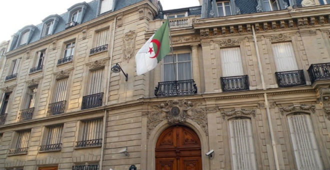 خليتا أزمة جزائريتان لمتابعة تطورات هجمات فرنسا
