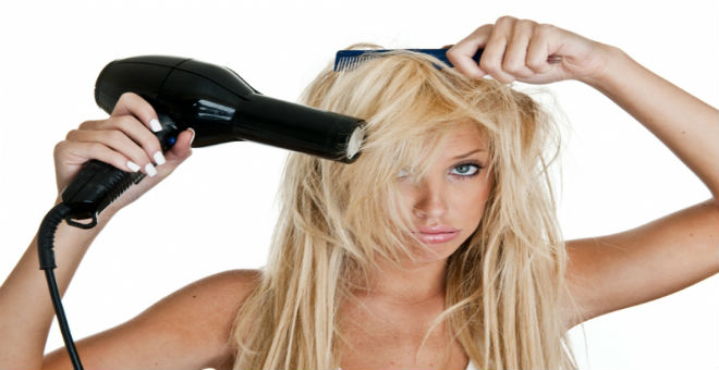 10 تصرفات تدمر صحة شعرك دون علمك