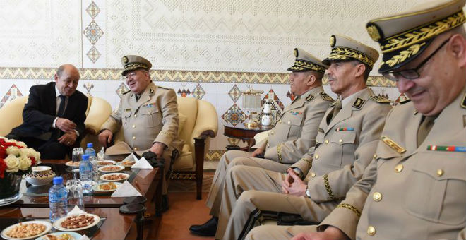 الجزائر توفر قاعدة عسكرية للفرنسيين وهولاند يبيع أسلحة متطورة لبوتفليقة