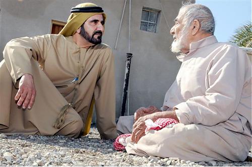 فيديو | مسن لم يعرف أن الذي يجلس بجانبه هو حاكم دبي.. شاهد المفاجئة ..!