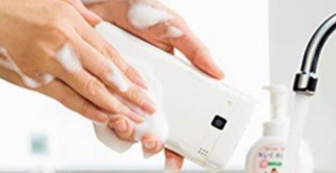 أول هاتف ذكي يمكن غسله بالماء والصابون