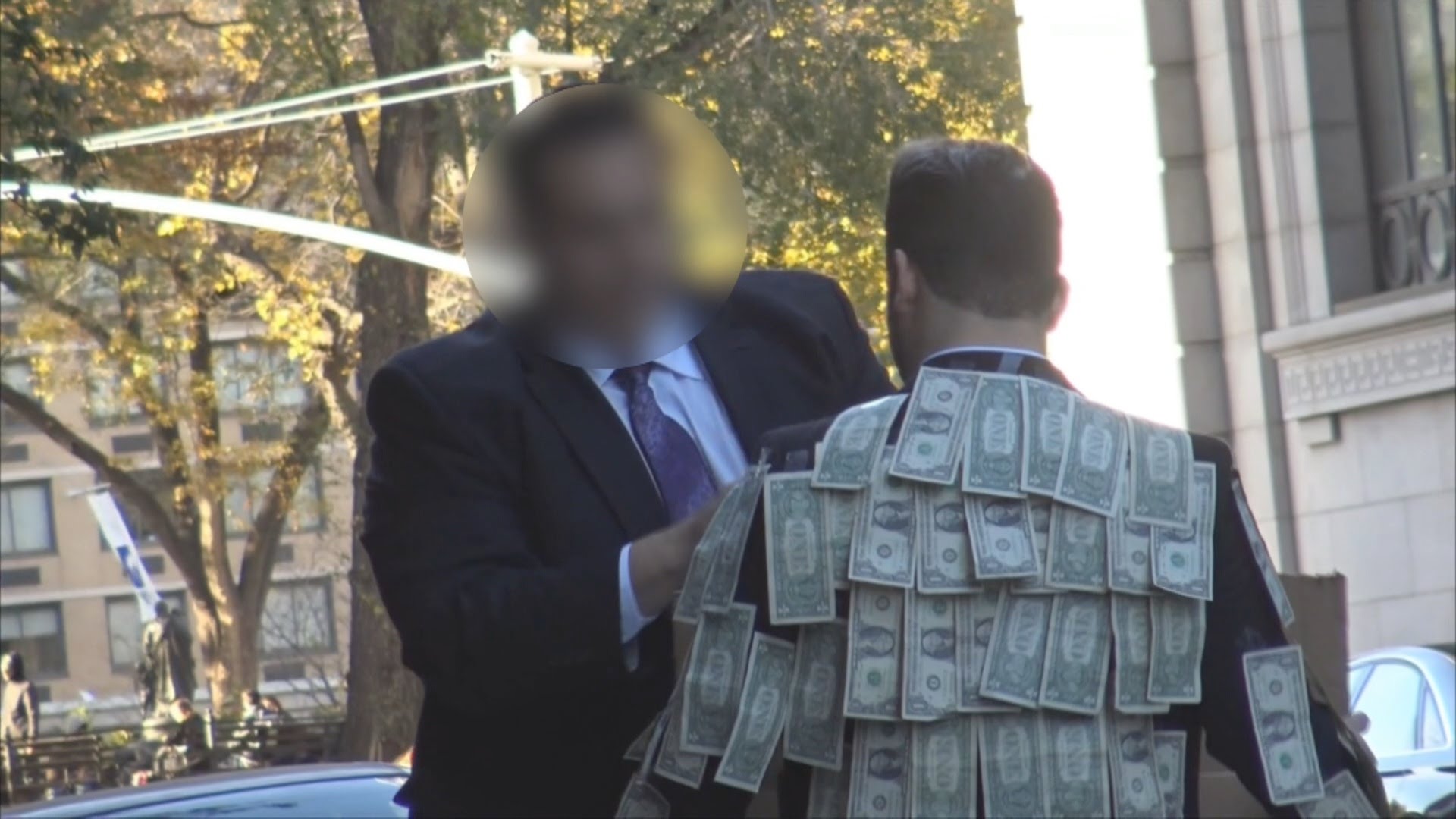 فيديو : أمريكي يرتدى بدلة “مغطاة بالنقود” ليكشف من الجشع..الأغنياء ام الفقراء..!