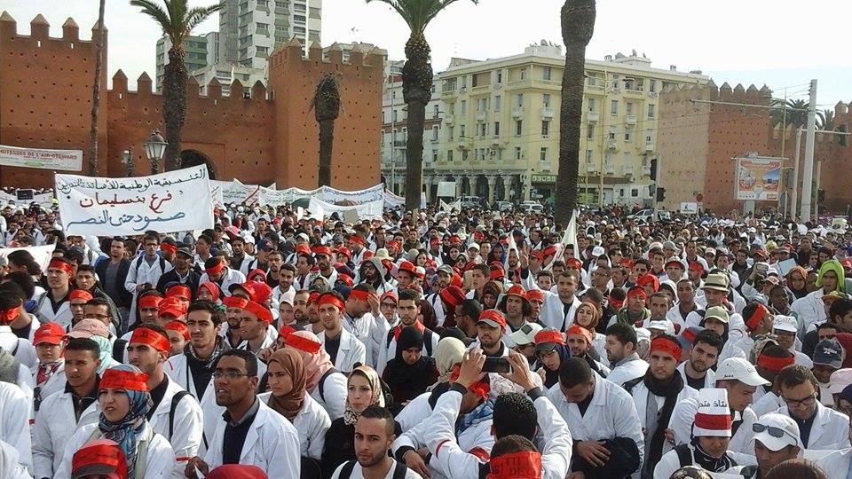 لإسقاط مرسومي بلمختار.. الأساتذة يدعون المغاربة لإرتداء شارات حمراء