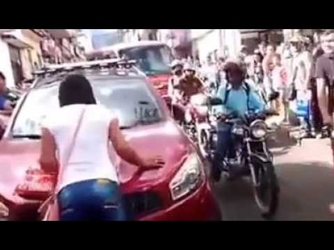 فيديو: سيدة توقف حركة المرور بعد أن ضبطت زوجها مع عشيقته بسيارتها