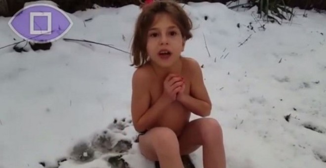 بالفيديو.. طفلة سورية عارية وسط ثلوج ألمانيا تضامنا مع أطفال وطنها