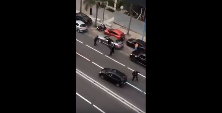 بالفيديو. الملك محمد السادس يوقف سيارته لالتقاط الصور مع المواطنين