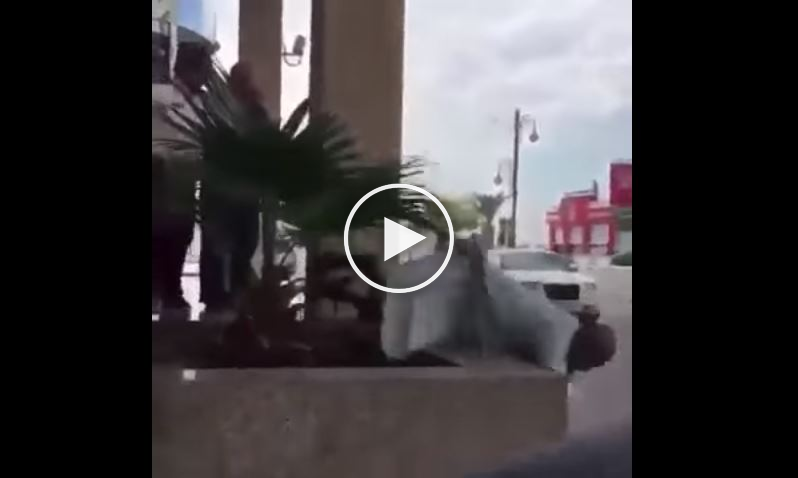 فيديو: حارس أمن يعتدي علي مسن بطريقه بشعة