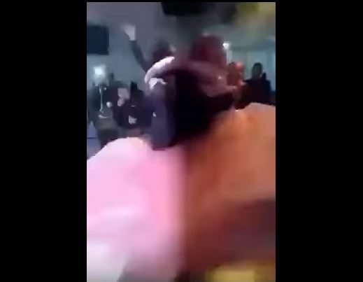 فيديو: عريس يسقط بعروسه أثناء الرقص معها!