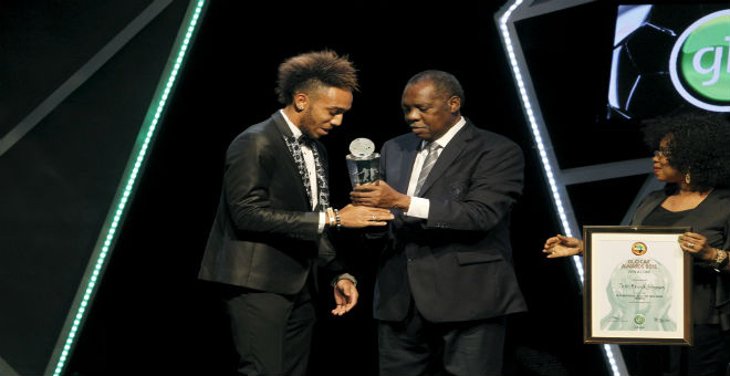 الكاف تختار أوباميانغ أفضل لاعب إفريقي في عام 2015