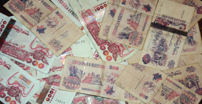 الدينار الجزائري يسجل انهيارا تاريخيا أمام العملة الصعبة
