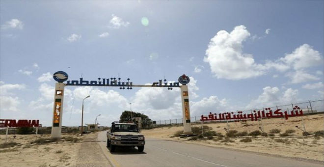 ليبيا: ثلاثة زوارق تشن هجوما على ميناء الزوتينة النفطي