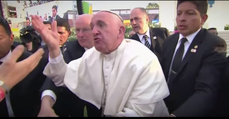 بالفيديو: بابا الفاتيكان يفقد أعصابه
