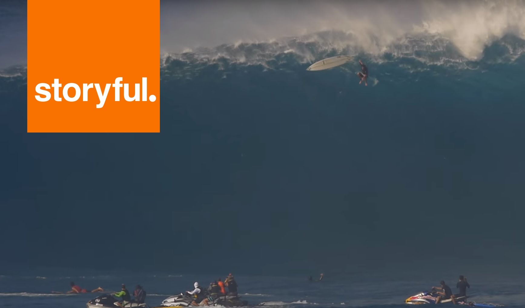 بالفيديو..موجة عملاقة في هاواي تبتلع راكبا للأمواج