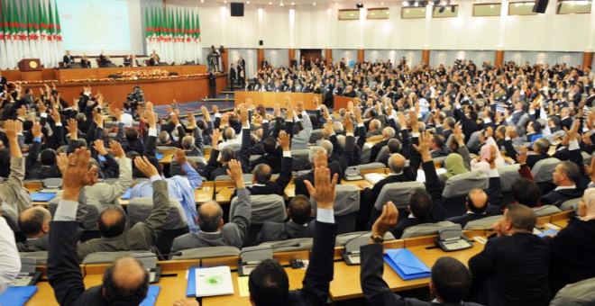عاجل..البرلمان الجزائري يصادق على مشروع الدستور الجديد