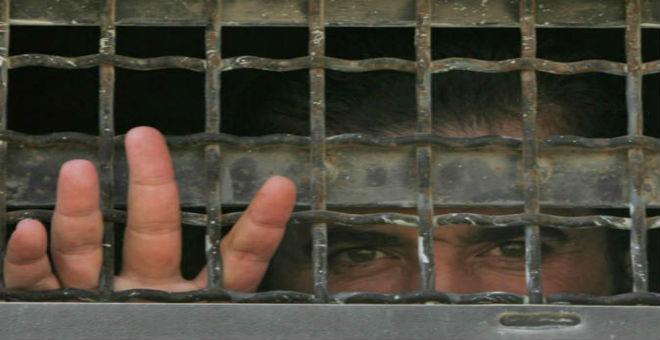 فورين بوليسي: تعذيب واكتظاظ وقمل وجرب..هذه هي السجون السورية
