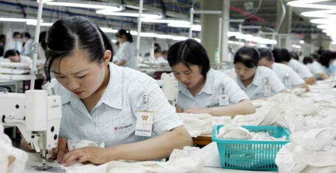 كوريا الجنوبية: بيونغ يانغ تستغل أجور عمال لشراء الأسلحة