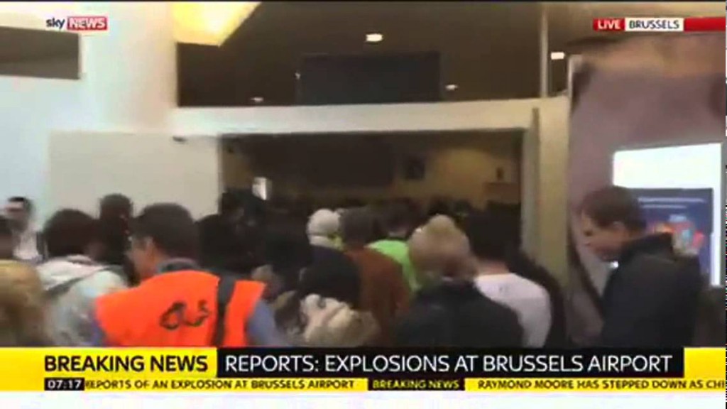بالفيديو.. فرار المسافرين بعد تفجير مطار بروكسل