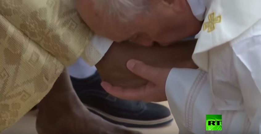 بابا الفاتيكان يغسل أرجل المسلمين ويقبلها ويقول نحن 