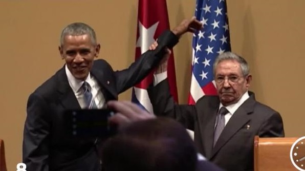 بالفيديو: كاسترو يمنع أوباما من أن يربت على كتفه