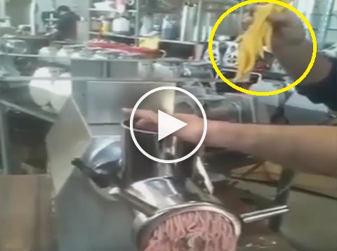 بالفيديو: هكذا يصنعون كفتة الدجاج