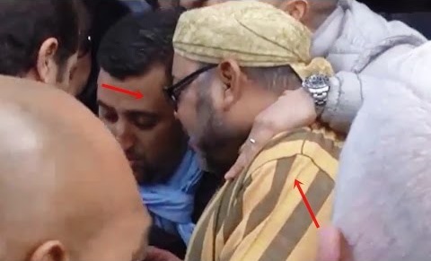 بالفيديو: رد فعل عزيز جعايدي بعد وضع مغربي يده على كتف الملك