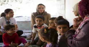 أنجلينا جولي بلبنان لمواساة اللاجئين السوريين