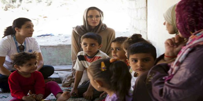 أنجلينا جولي بلبنان لمواساة اللاجئين السوريين