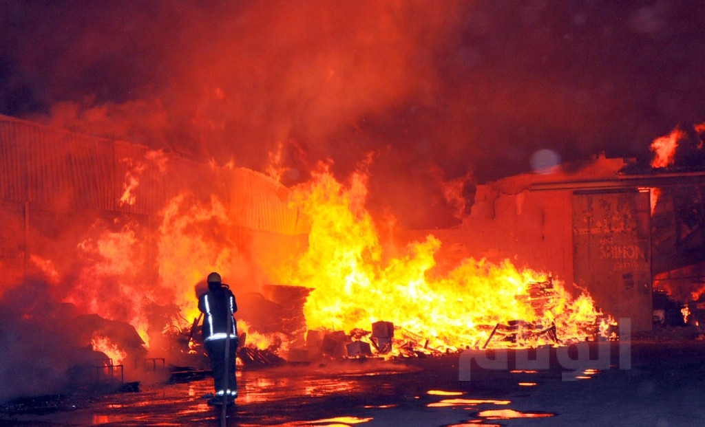 ''النيران'' تخلف خسائر مادية كبيرة بسوق الجملة في سلا