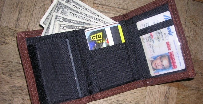 شاهد.. ماذا تفعل لو أسقط أحدهم محفظته أمامك؟