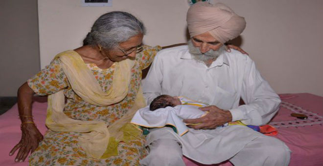 بالصور..امرأة هندية في الـ 70 من العمر تنجب طفلها الأول