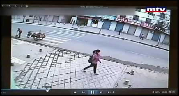 بالفيديو.. صينية انشقة الأرض وابتلعتها أمام عدسة الكاميرا