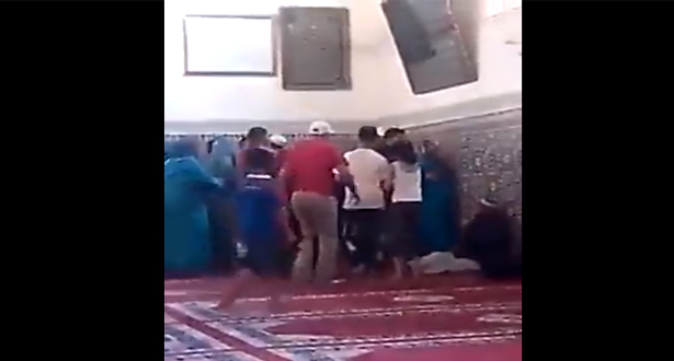 بالفيديو.. امرأة تخلق فوضى داخل المسجد