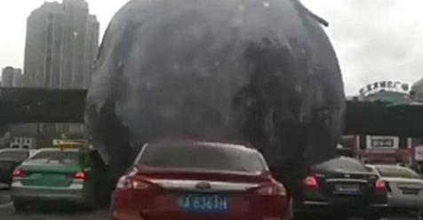 بالفيديو.. قمر عملاق يلاحق السيارات ويصطدم بها في الصين
