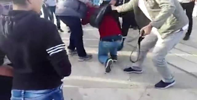 فيديو.. اعتداء مقرقب على بوليسي وسياح أجانب بساحة مسجد الحسن الثاني
