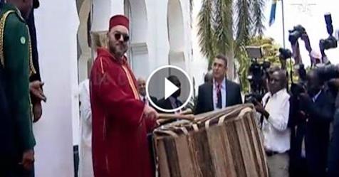 الملك محمد السادس يدق على الطبل في مشهد رائع بتنزانيا