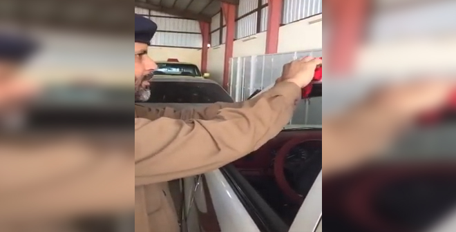 بالفيديو.. هكذا تفتح باب السيارة في حال فقدان المفتاح