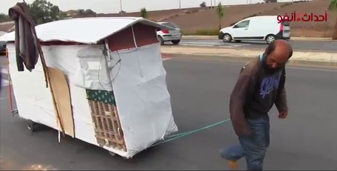 فيديو صـادم..  مواطن مغربي يسكن في عربة مجرورة في الشارع