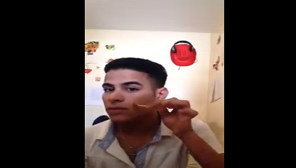 فيديو صادم: مغربي يعلم الشباب كيفية وضع الماكياج