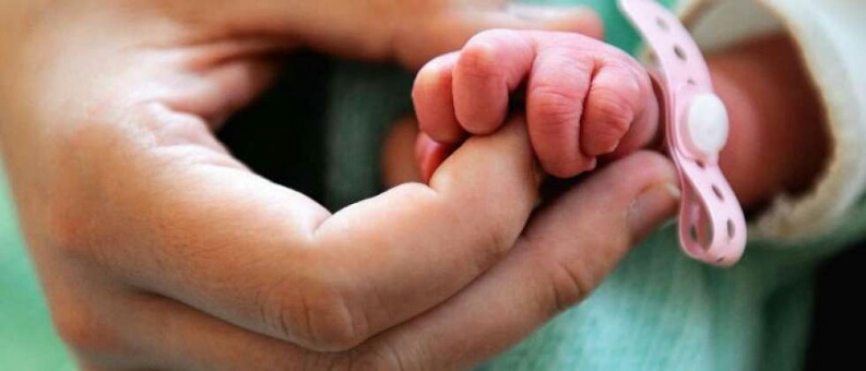 وزارة الصحة تتبرأ من وفاة امرأة إثر ''ولادة تقليدية''