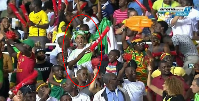 مشجع جزائري يحتفل بهدف الكاميرون على منتخب مصر